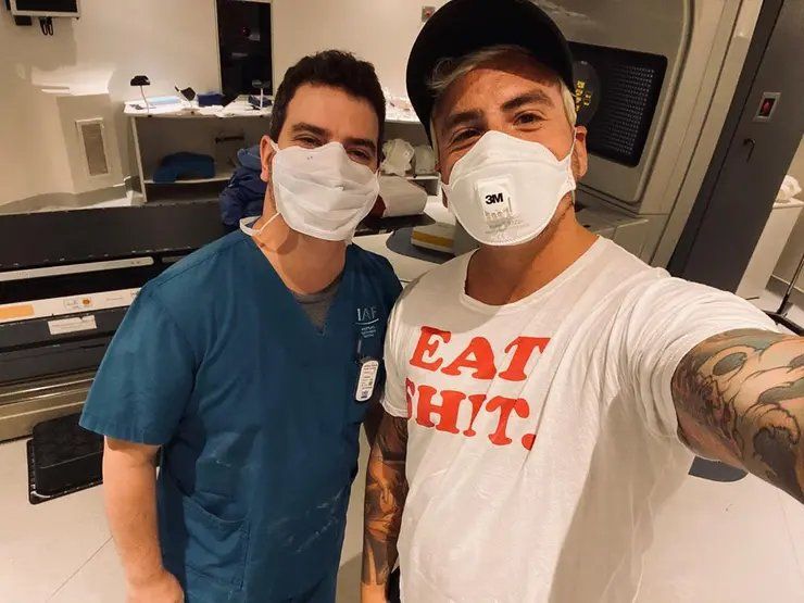 Fede Bal junto al t&eacute;cnico de radioterapia que lo acompa&ntilde;&oacute; durante todo el tratamiento.