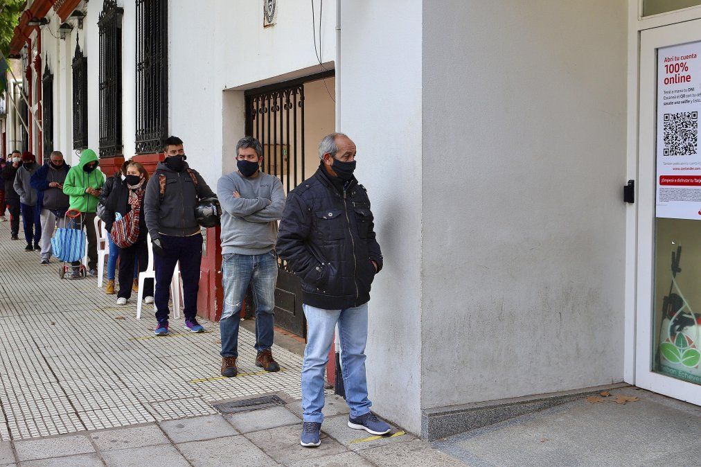 Filas. Vecinos de El Jagüel y 9 de Abril, los que más deben trasladarse para acceder al sistema bancario.