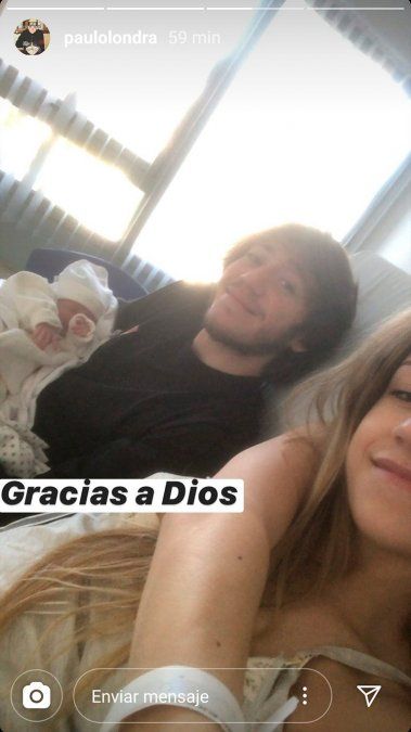 Paulo Londra y Rocío Moreno con su hija recién nacida.