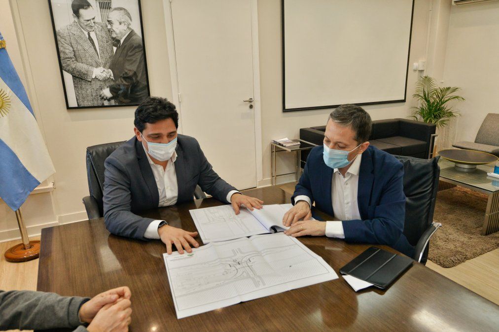 Reuni&oacute;n. Javier Marinucci y Fernando Gray, dialogando sobre obras para Esteban Echeverr&iacute;a.