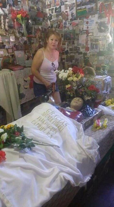 Promesa cumplida. María viajó de Lomas de Zamora a San Juan para visitar el santuario de la Difunta Correa.