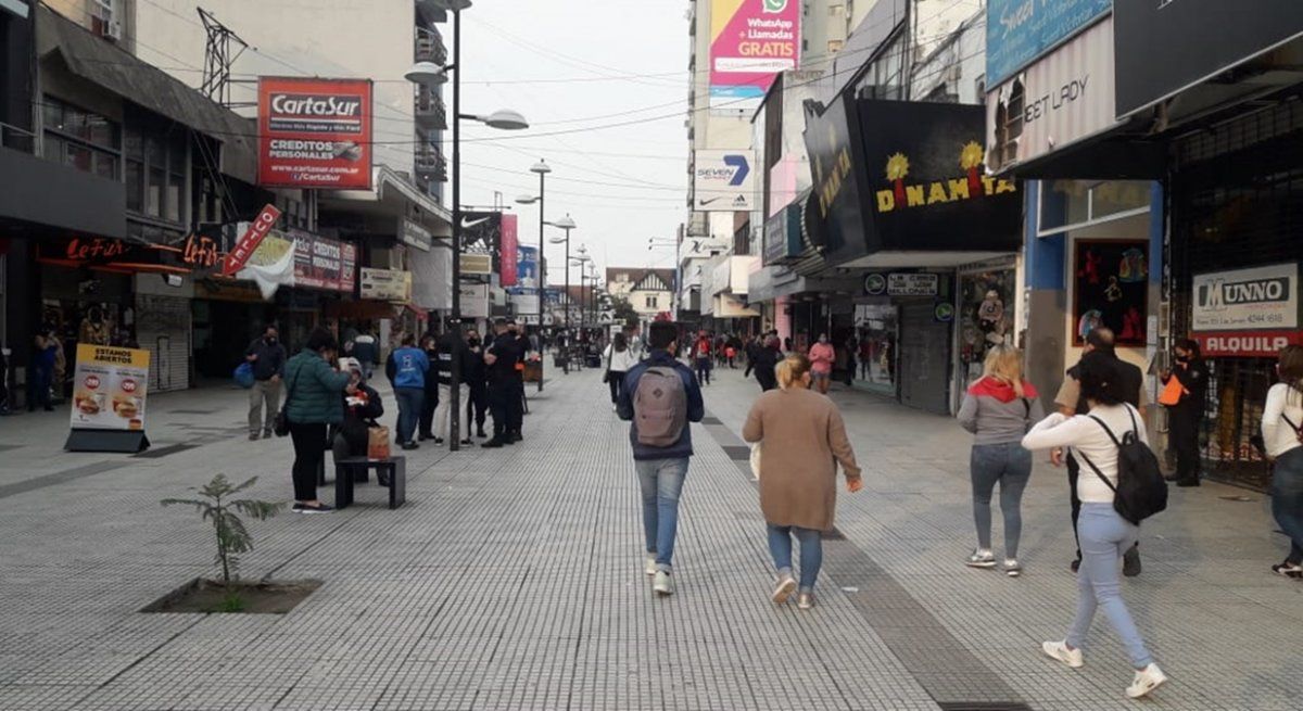 Lomas de Zamora más gente en las calles y comercios