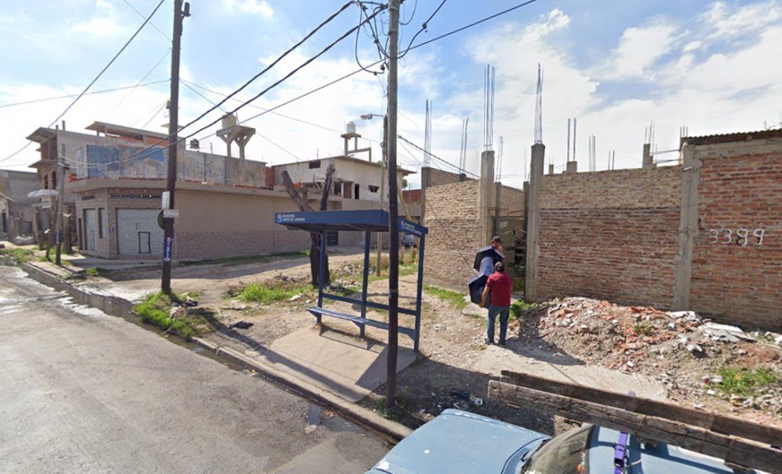 La parada de colectivos de Homero y Elcano donde habría sido asaltado el policía. (Villa Albertina, Lomas de Zamora)