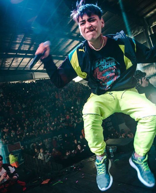 Freestyle. Tiago en escenario, rapeando para m&aacute;s de cinco mil personas en Lomas de Zamora.