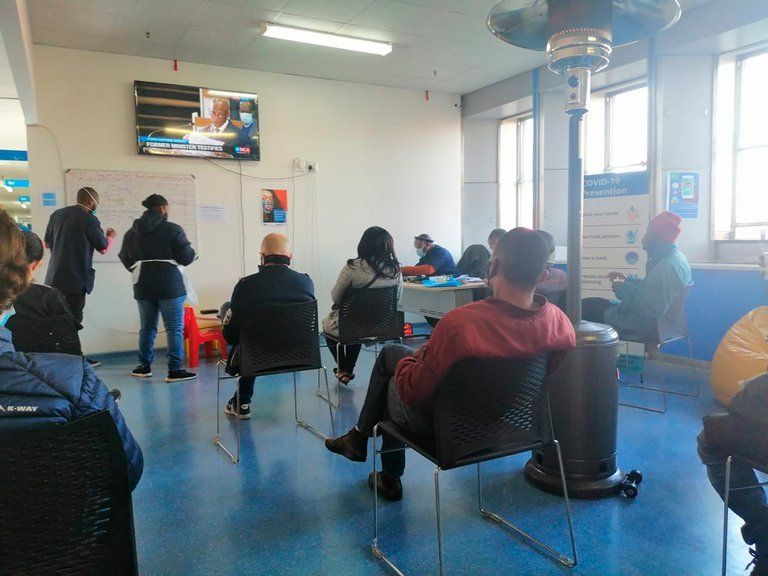 Espera en Sudáfrica. Pablo se presentó en el Laboratorio de la Universidad de Witts donde se testea la vacuna contra el coronavirus.