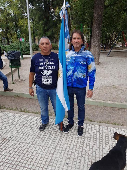 Ruben Ram&iacute;rez junto al presidente del Centro de H&eacute;roes de Malvinas de San Vicente, Beto Aguirre.