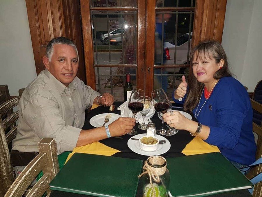 Ruben Ram&iacute;rez junto a su pareja M&oacute;nica en el restaurante de San Vicente "La esquina de Maruja", un lugar del que era habitu&eacute;.