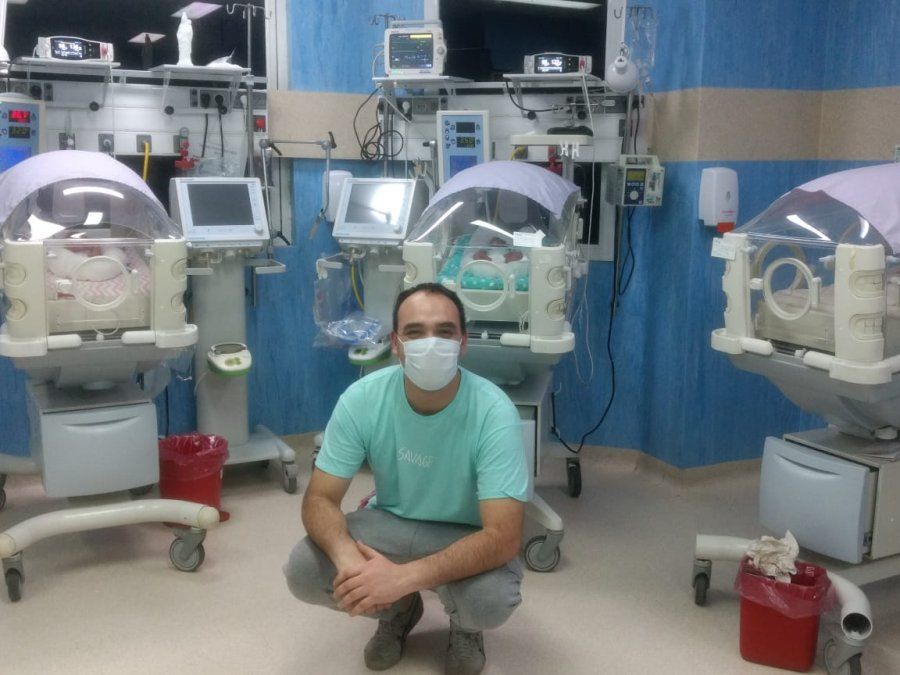 &iexcl;Felicidades, pap&aacute;! Leonel junto a las trigemelas de Lomas de Zamora.