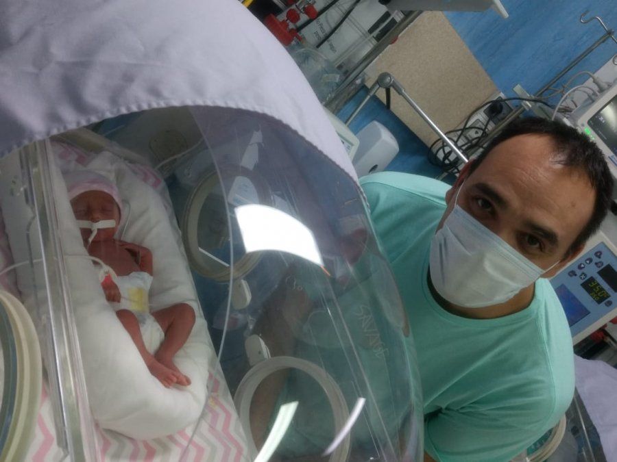 Leonel posa junto a Victoria poco despu&eacute;s de su nacimiento.