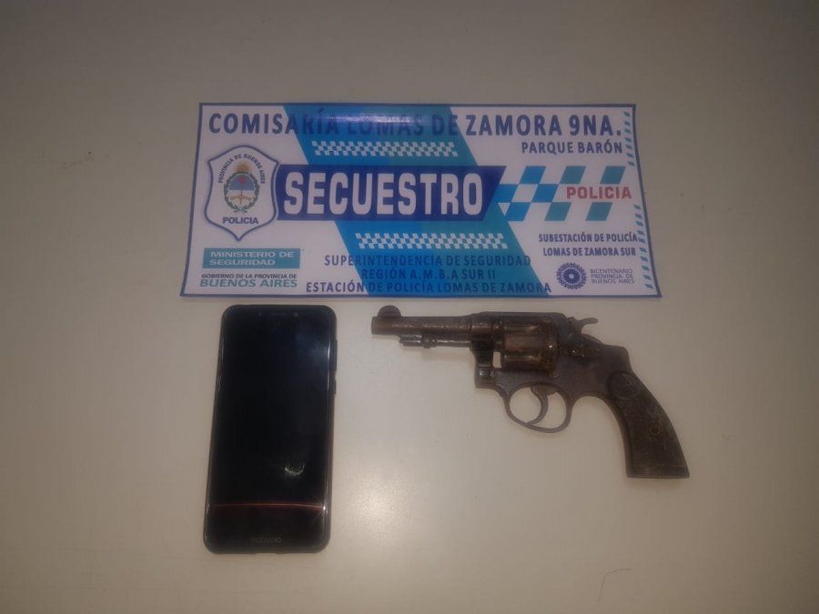 Rev&oacute;lver y celular incautados a los delincuentes tras su detenci&oacute;n en Lomas de Zamora.