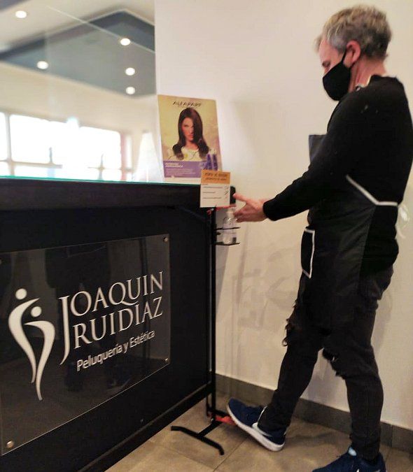 Higiene. En Joaqu&iacute;n Ruidiaz, peluquer&iacute;a y est&eacute;tica de Monte Grande, colocaron alcohol en gel y alfombras sanitizantes.