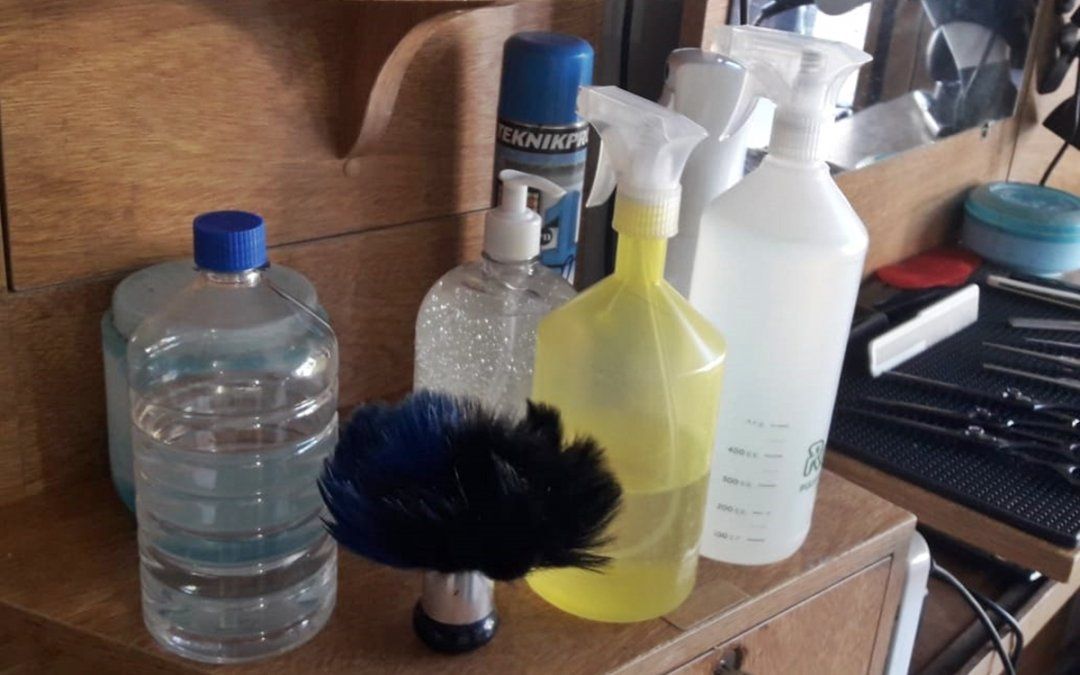 Elementos sanitizantes, siempre a mano de los peluqueros en Lomas de Zamora en la nueva cuarentena.