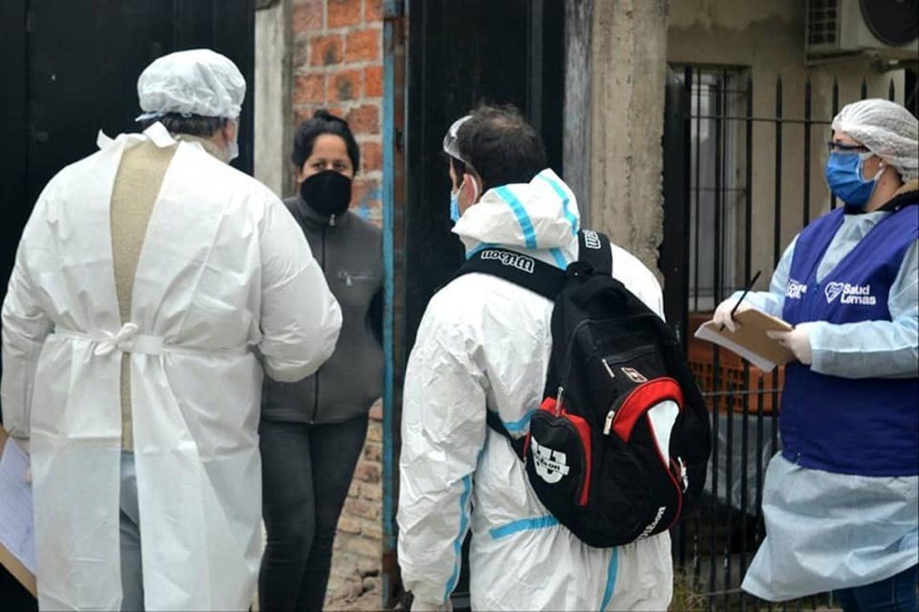 Testeos casa por casa en Villa Albertina, una de las zonas más afectadas por el coronavirus en Lomas de Zamora.