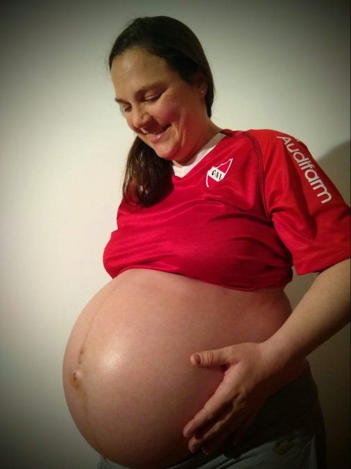Vanina, mam&aacute; de las tres hermanitas, con la camiseta de Independiente poco antes del nacimiento de sus hijas.