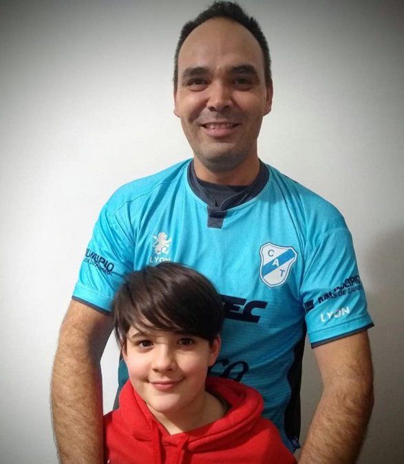 Leonel Chainski, pap&aacute; de las trigemelas, posando con la camiseta de Temperley.