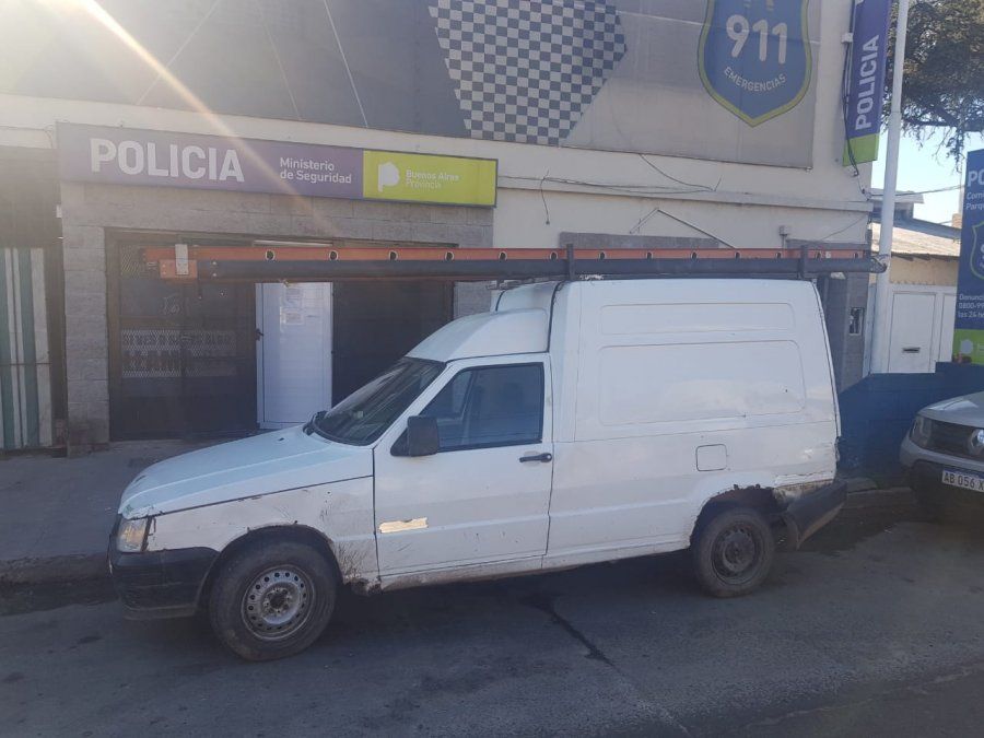 Camioneta en la que circulaba el joven detenido por robar cables en Parque Bar&oacute;n, Lomas de Zamora.