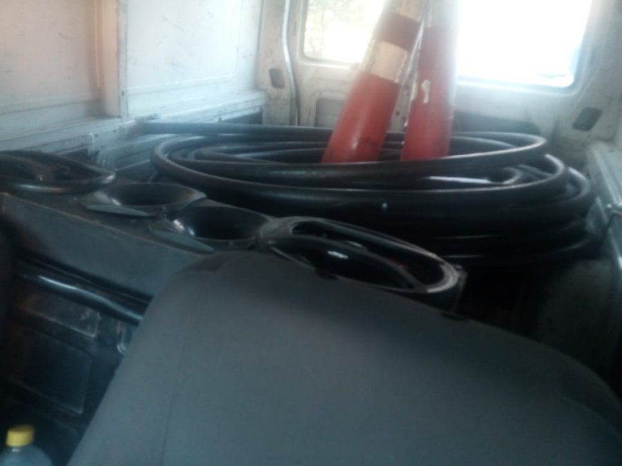 Cables&nbsp;robados que fueron encontrados dentro de la camioneta.