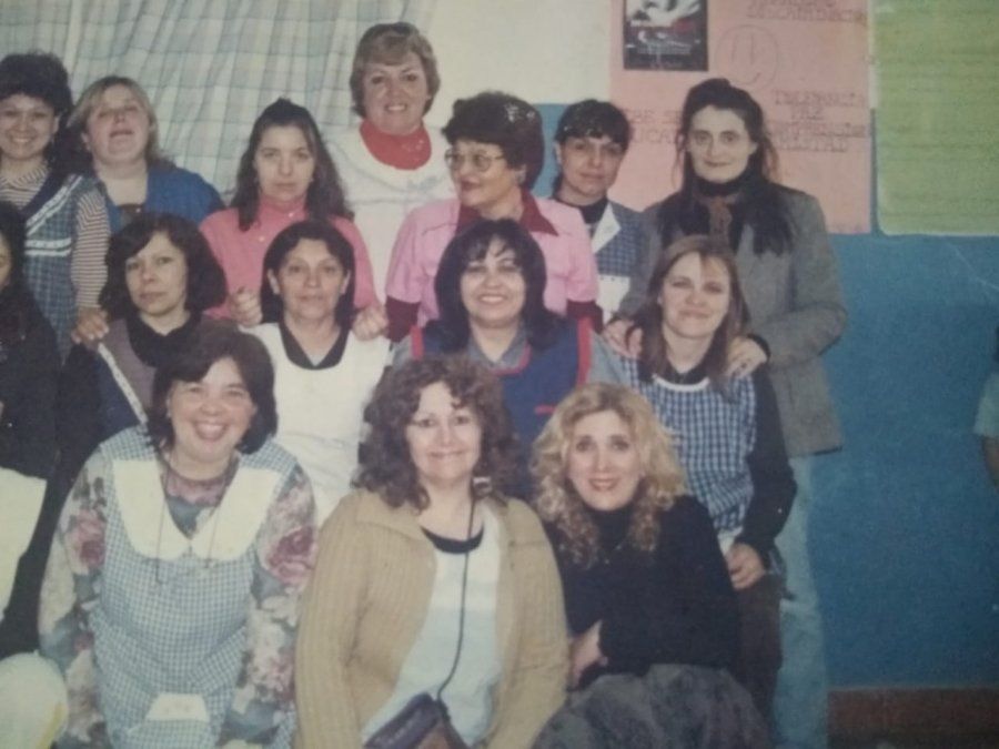 Maestras. Silvia De Maio, en la fila inferior y sobre el lado derecho, junto a sus colegas.