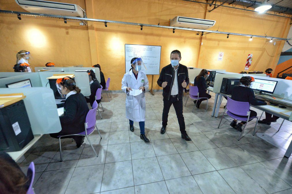 Recorrida. Fernando Gray estuvo hoy en el Centro de Seguimiento para supervisar las tareas del día.