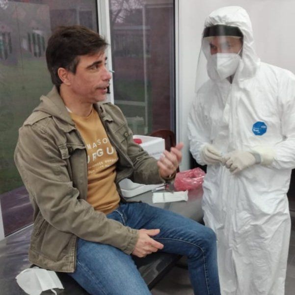 Javier Sanguinetti, entrenador de Banfield, a punto de ser testeado.