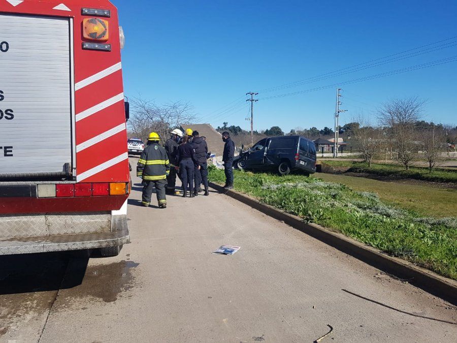 Los bomberos y la Polic&iacute;a trabajando en el lugar del accidente, sobre la ruta 6 en San Vicente.