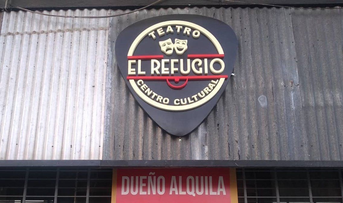 "Due&ntilde;o alquila". El cartel que anunci&oacute; el cierre del teatro despu&eacute;s de 22 a&ntilde;os.