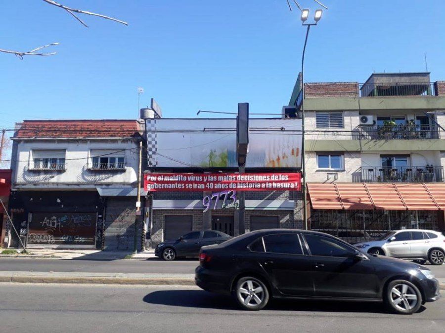 El cartel que advirti&oacute; sobre la grave crisis que atraviesa 9773 Bowling de Lomas de Zamora.