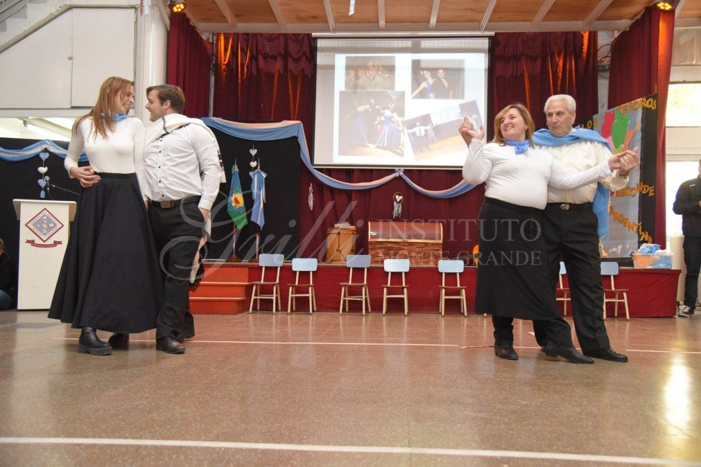 Danza. Abel tambi&eacute;n era profesor de folclore y particip&oacute; en varios actos escolares.&nbsp;