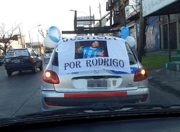 Masiva caravana de Temperley a Lomas de Zamora a un a&ntilde;o del crimen de Rodrigo Gonz&aacute;lez.