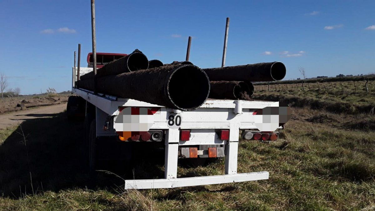 El cami&oacute;n cargado de ca&ntilde;os de gasoducto que encontr&oacute; la Polic&iacute;a en la zona rural de San Vicente.