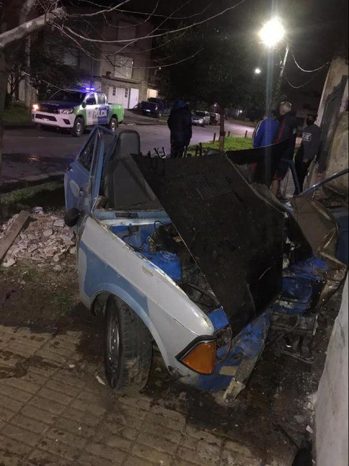 Choque en Banfield. El auto se subió a la vereda e impactó contra una casa. Debieron cortarlo para retirar al ocupante.