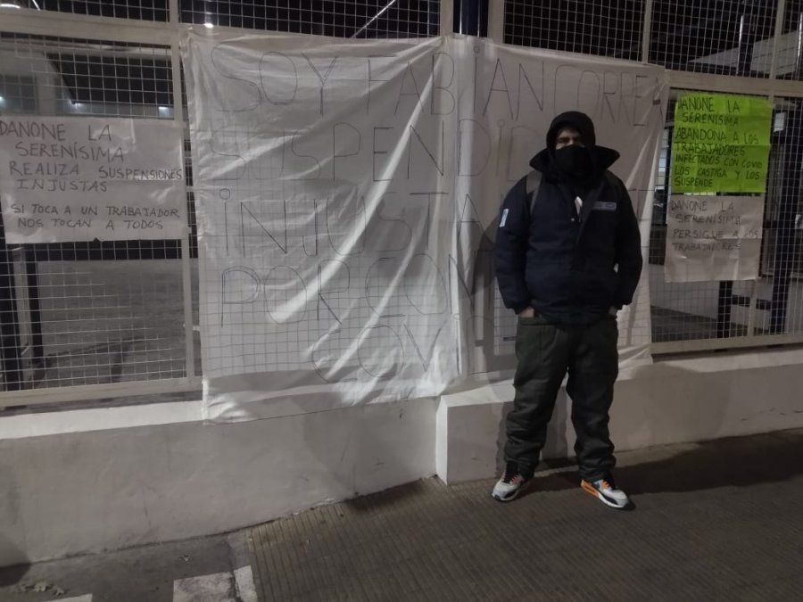 Empleados de La Seren&iacute;sima se manifiestan en la puerta de la planta