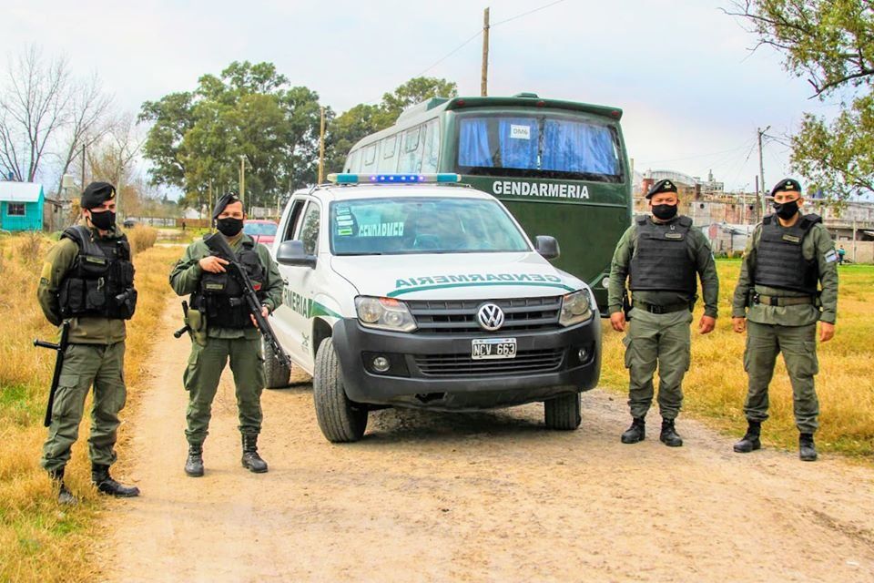 Efectivos de Gendarmer&iacute;a posan en Alejandro Korn.