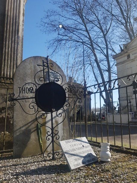 La tumba Thomas Slammon, ubicada a pocos metros de la entrada del cementerio de San Vicente.