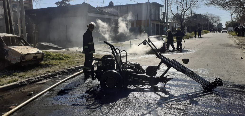 Incendio. La casa quemada de forma intencional en Edison al 3200 qued&oacute; destruida. 