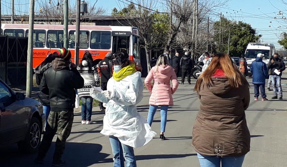 Operativo sanitario en Villa Albertina, uno de los barrios con m&aacute;s casos de coronavirus en Lomas de Zamora.