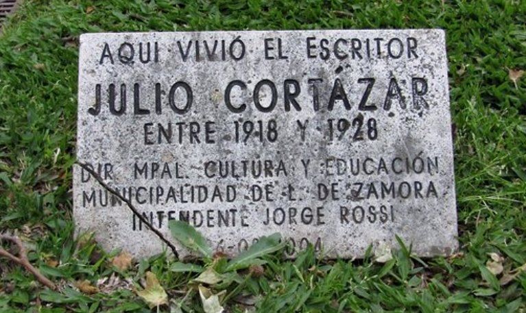 Placa conmemorativa en el lugar donde vivi&oacute; Julio Cort&aacute;zar.
