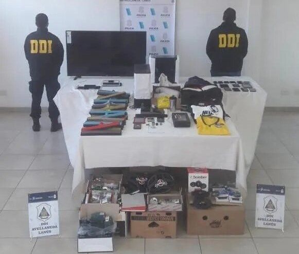 Elementos incautados a los piratas del asfalto tras los allanamientos en Lomas de Zamora, Lanús, Ezeiza y Ramos Mejía.