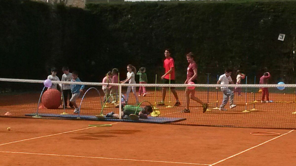 Tenis. En CAMG se sol&iacute;a practicar tenis en todas las edades. Hoy s&oacute;lo lo har&aacute;n con turnos individuales para mayores. (Foto de archivo)