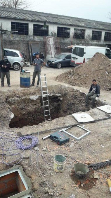 El pozo de la construcci&oacute;n de la antena que preocupa a vecinos de Temperley.