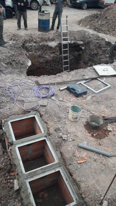 Una vecina de Temperley not&oacute; ruidos extra&ntilde;os y descubri&oacute; este pozo al lado de su casa.