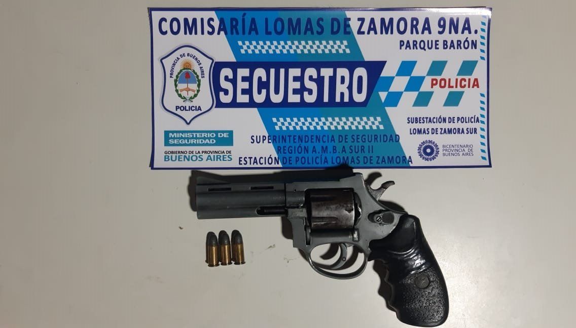 Rev&oacute;lver incautado por la Polic&iacute;a a la joven de 26 a&ntilde;os imputada por robo de veh&iacute;culos.