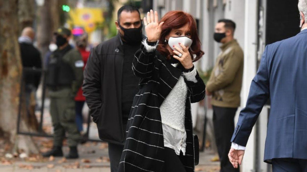 Cristina Kirchner saliendo de los tribunales de Lomas de Zamora, en el marco de la causa en la que se investiga espionaje ilegal en su contra.