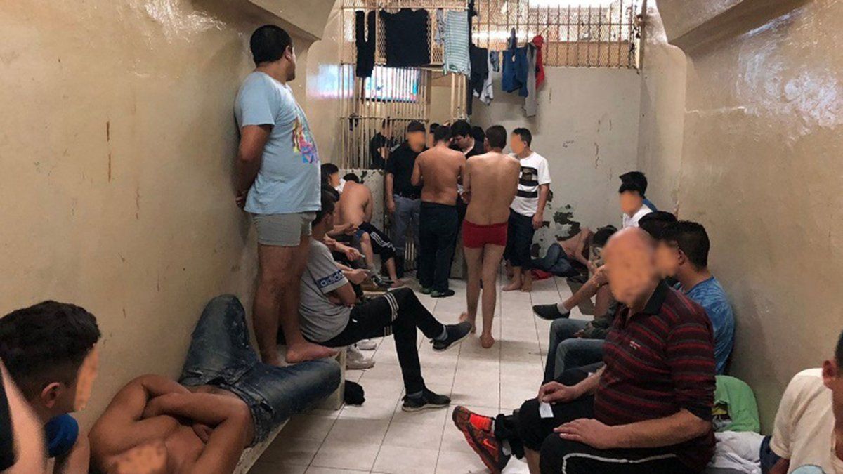 Hacinamiento y pandemia. En las comisarías de la región hay más de 1.300 detenidos, cuando el máximo debería ser de 446. 