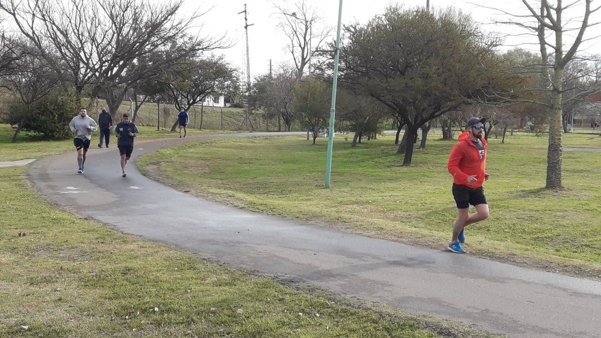 Vecinos corriendo en el Parque Finky de Turdera.