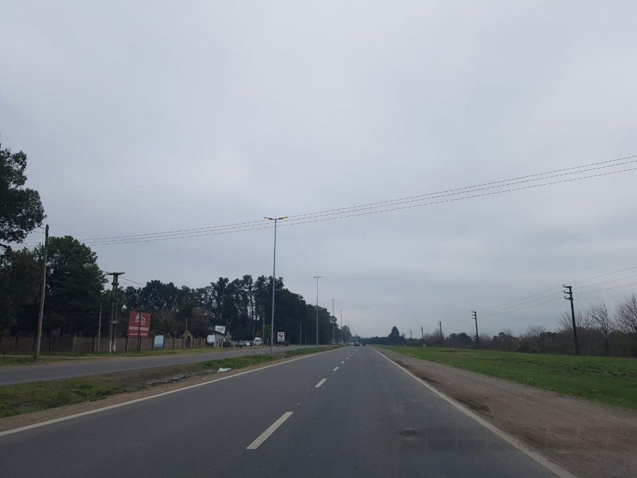 La actualidad de la ruta 58 en Canning, con la doble mano y un tramo iluminado.