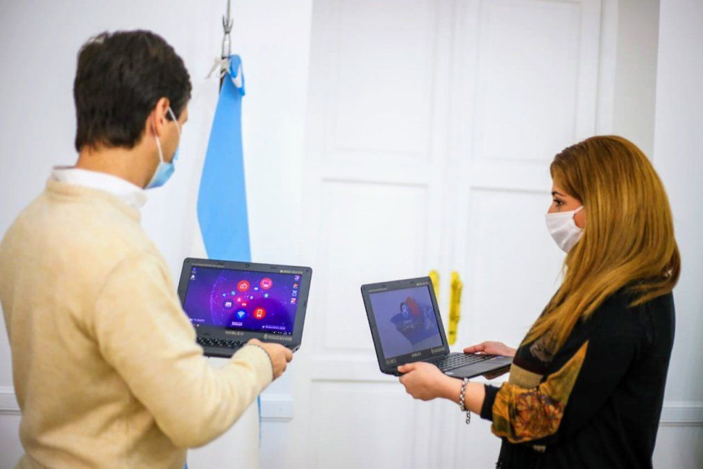 El intendente de San Vicente junto a la secretaria de Educaci&oacute;n Eleonora V&aacute;zquez.