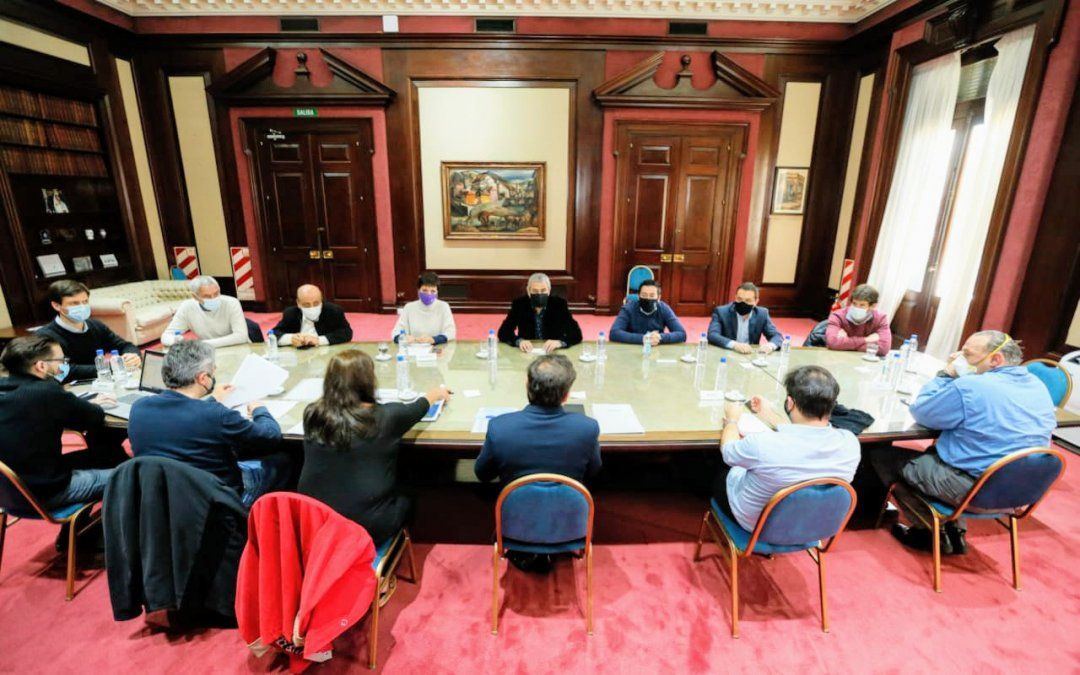 La reuni&oacute;n de Kicillof con miembros de sus gabinetes e intendentes por las tomas en el conurbano.