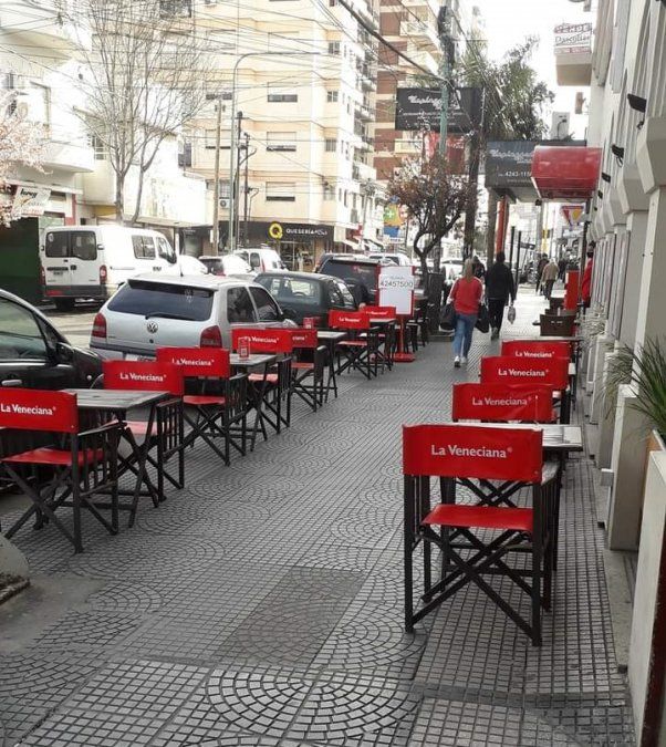 Mesas y sillas que se vieron el viernes por la tarde.