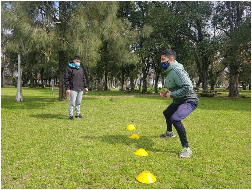 Una rutina de ejercicios. Ya est&aacute;n permitidos en los parques y lugares donde no se producen aglomeraciones.